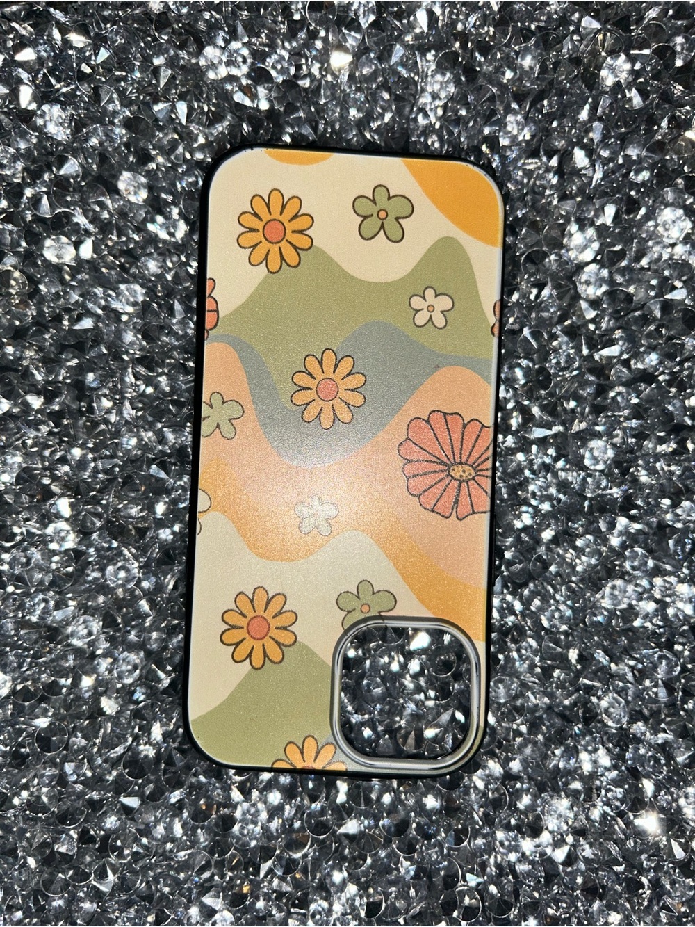 iPhone 15 Floral Wave Pattern Phone Case - Green & Orange